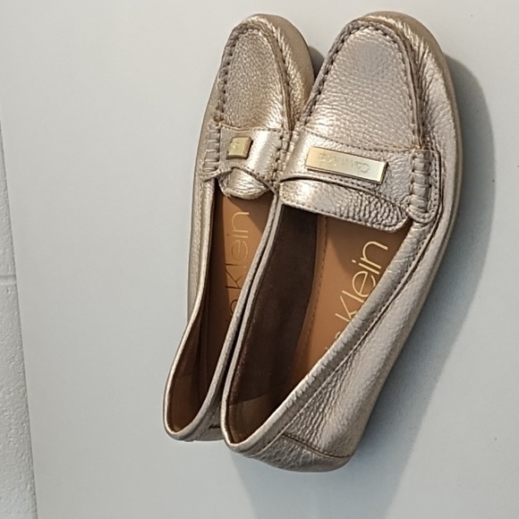 Calvin Klein Gold Pebbled Leather Comfort Loafer Shoe 7.5 Gold Metal Logo Accent - Picture 12 of 12